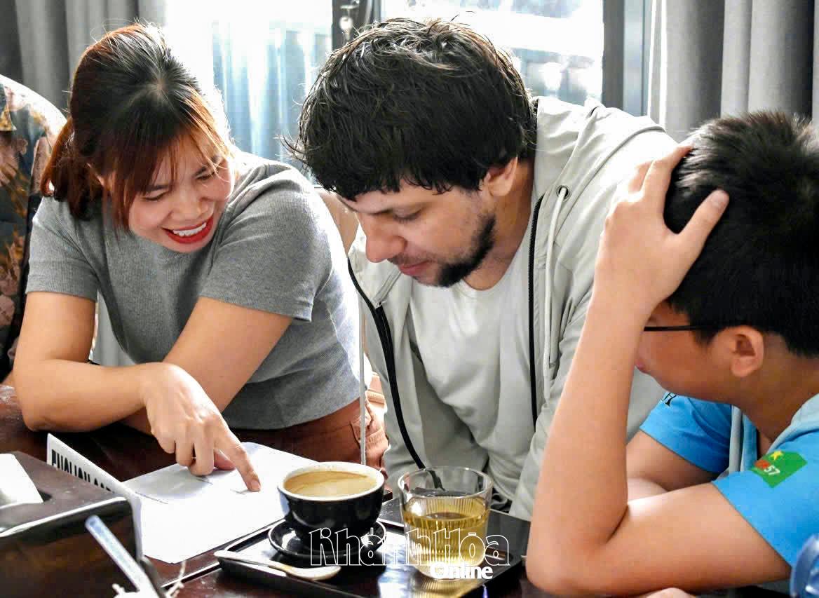 Tình nguyện viên trao đổi kiến thức với người nước ngoài tại lớp học. 