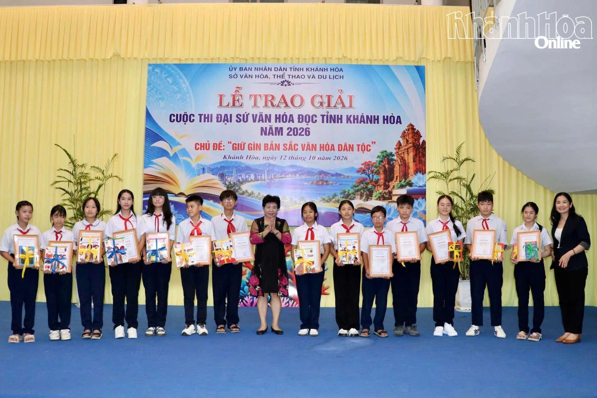 Đại diện ban tổ chức trao giải khuyến khích cho các thí sinh.