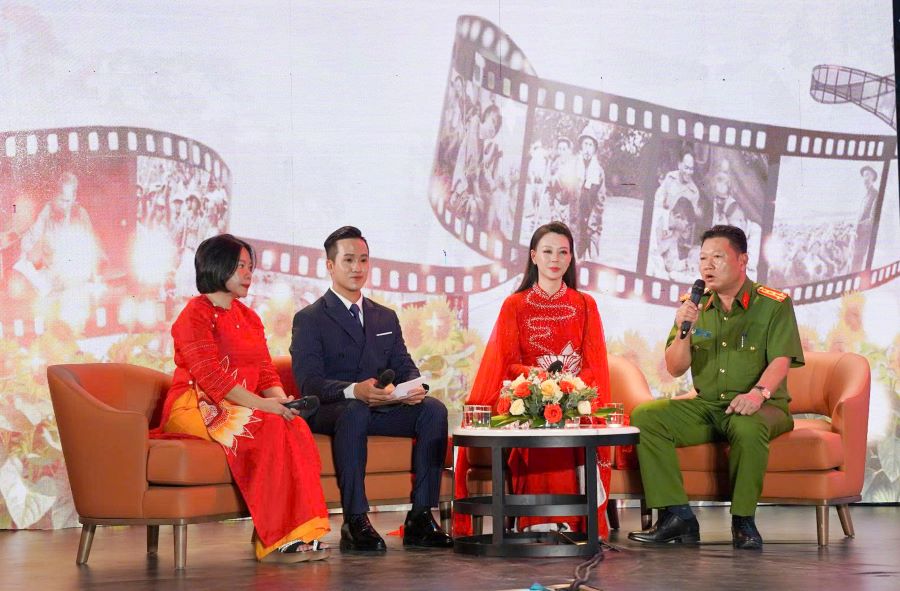 Các khách mời tham gia giao lưu tại chương trình.