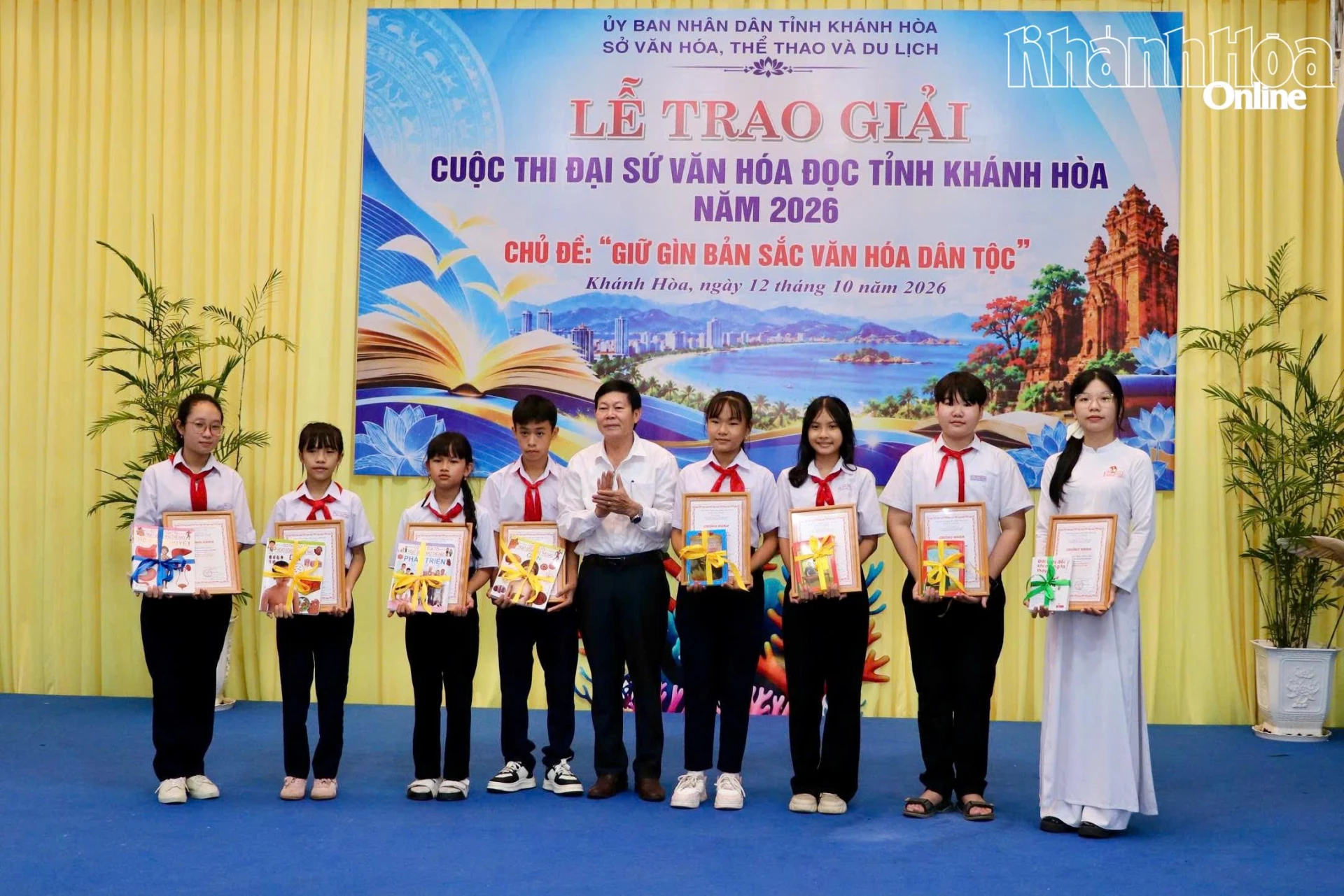 Đại diện ban tổ chức trao giải ba cho các thí sinh.