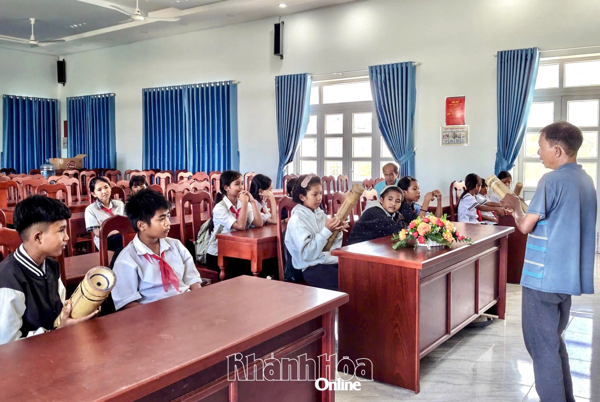 Học sinh Trường Phổ thông Dân tộc bán trú THCS Phước Hà học sử dụng đàn chapi.
