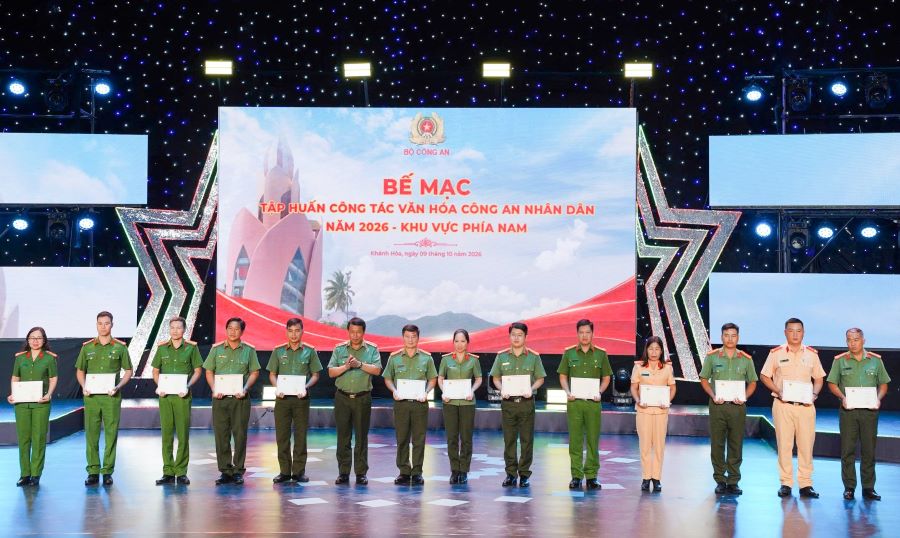 Thiếu tướng Nguyễn Công Bẩy, Phó Cục trưởng Cục Công tác chính trị tặng giấy khen cho các cá nhân có thành tích trong quá trình tham gia lớp tập huấn.