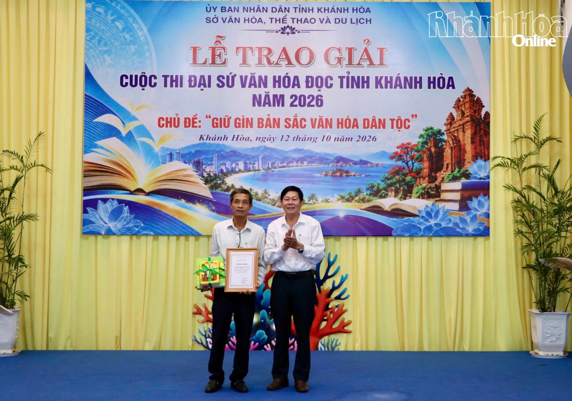 Đại diện ban tổ chức trao giải tập thể cho Trường Tiểu học Suối Hiệp (xã Suối Hiệp) có nhiều thí sinh đạt giải cao. 