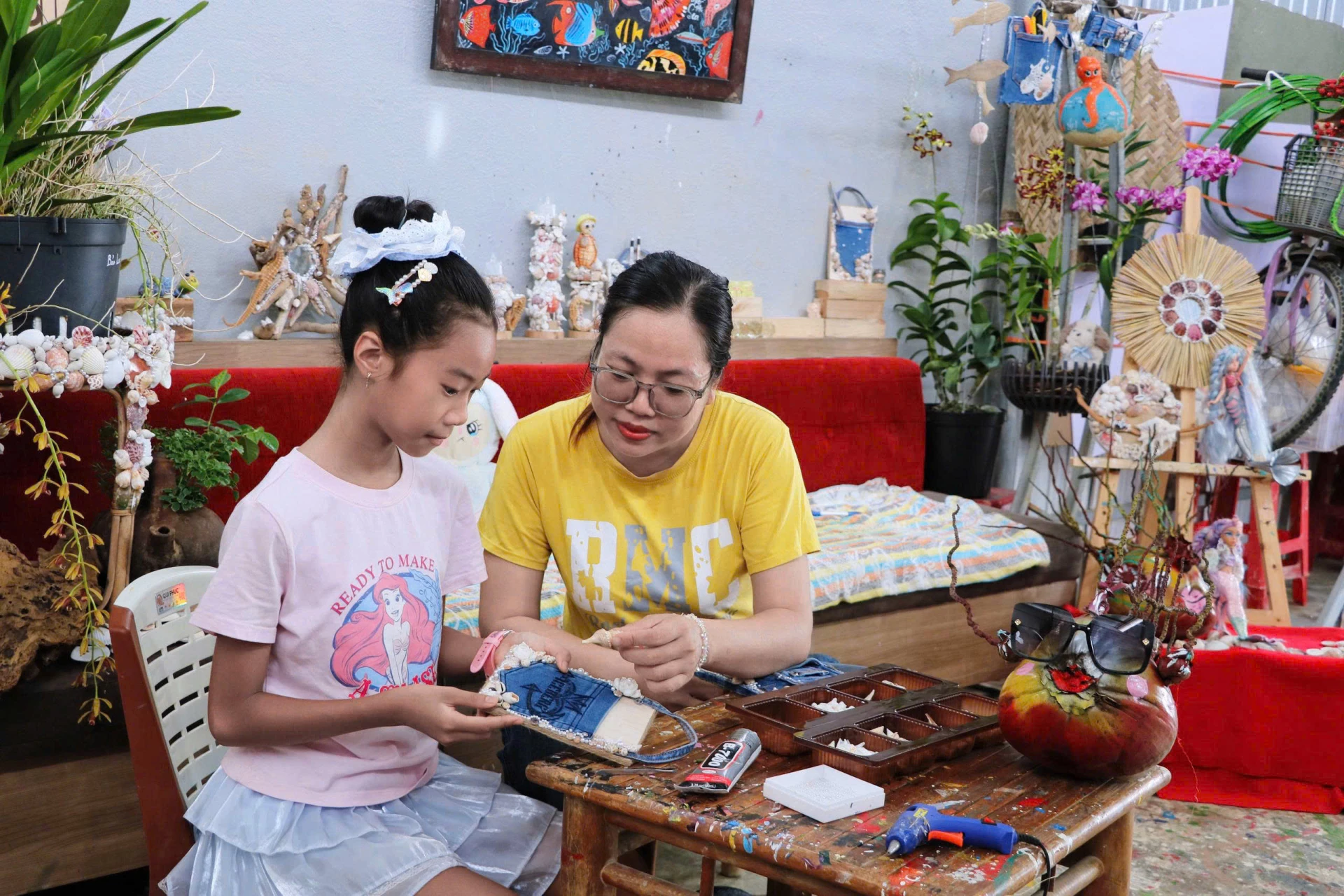 Chị Nguyễn Thị Giang dạy học viên làm đồ tái chế. 
