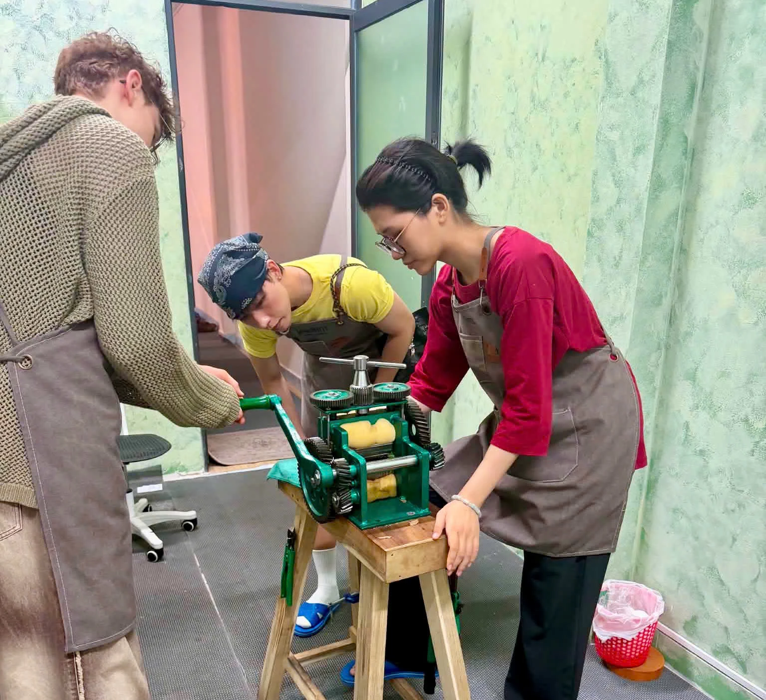 Người tham gia trải nghiệm công đoạn cán bạc thủ công để định hình độ dày cho phôi nhẫn.