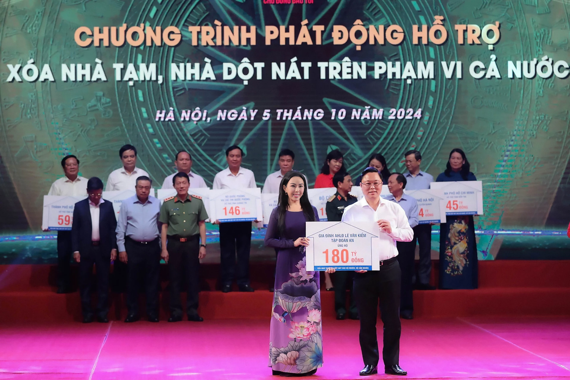 Năm 2024, hưởng ứng lời kêu gọi của Chính phủ, bà Lê Nữ Thùy Dương cùng gia đình và Tập đoàn đóng góp 180 tỷ đồng cho chương trình xóa nhà tạm, nhà dột nát trên phạm vi cả nước.
