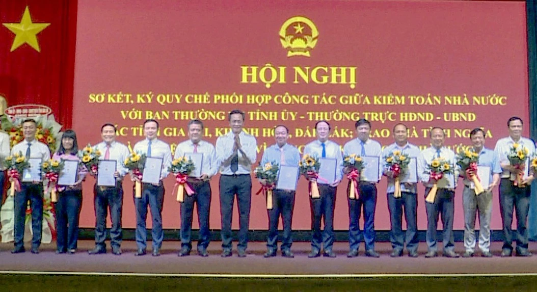 KTNN trao tặng Kỷ niệm chương Vì sự nghiệp KTNN cho lãnh đạo tỉnh Gia Lai, Khánh Hòa, Đắk Lắk và lãnh đạo sở, ngành các địa phương.