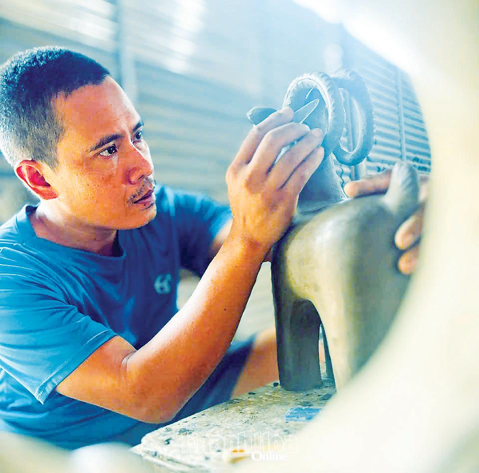 Anh Phú Hữu Katê sản xuất gốm Chăm hằng ngày.