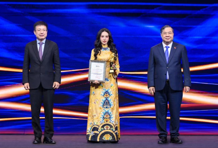 Bà Lê Nữ Thùy Dương - Phó Chủ tịch KN Holdings được vinh danh top 20 Doanh nhân Việt Nam tiêu biểu xuất sắc