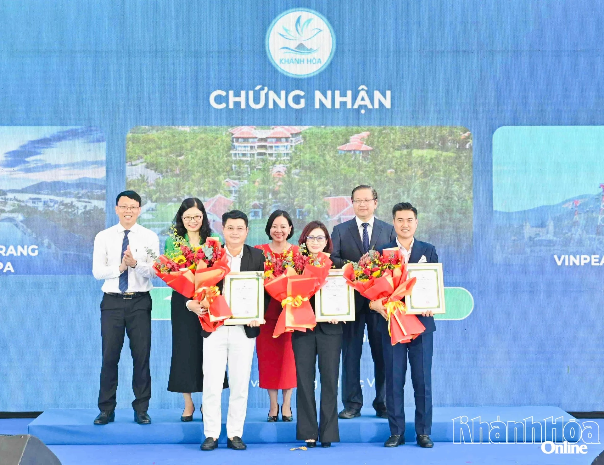 Phó Chủ tịch UBND tỉnh Khánh Hòa Nguyễn Thanh Hà cùng lãnh đạo Sở Văn hóa, Thể thao và Du lịch trao Giấy chứng nhận Du lịch xanh cho đại diện 3 khu nghỉ dưỡng&nbsp; The Anam Cam Ranh, Vinpearl Resort Nha Trang,&nbsp; Champa Island Nha Trang.