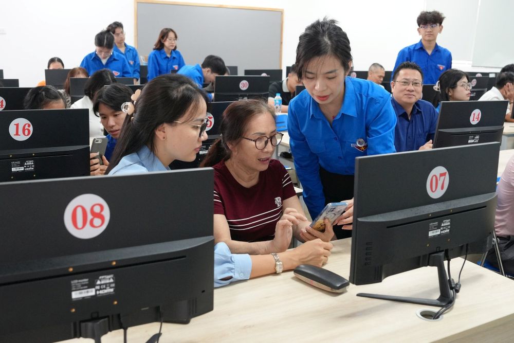 Lớp “Bình dân học vụ số” được triển khai tổ chức, góp phần nâng cao năng lực số cho cán bộ cơ sở, thúc đẩy chuyển đổi số tại địa phương_Ảnh: nguoihanoi.vn

