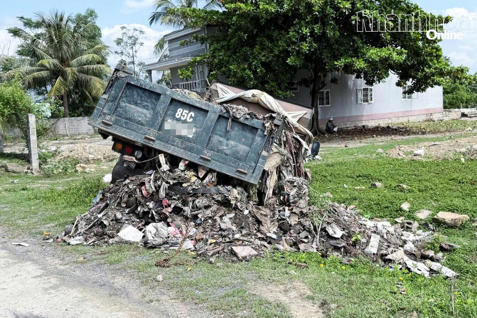 Hiện trường vụ đổ trộm chất thải rắn bị lực lượng chức năng bắt quả tang.