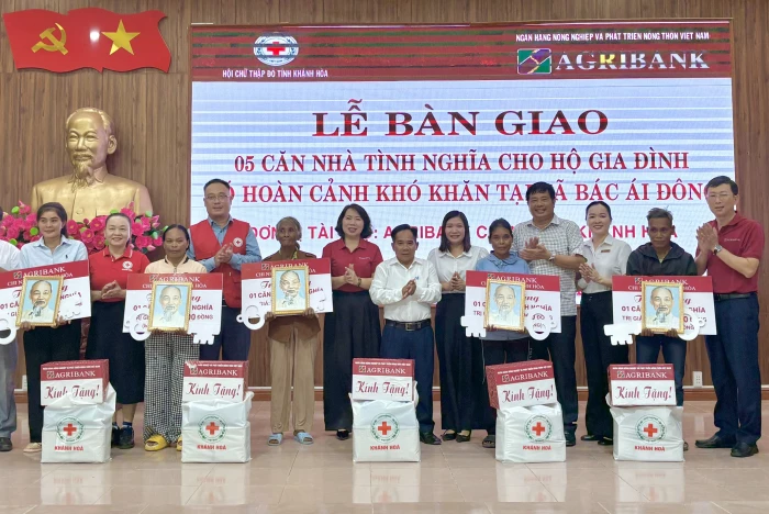Bàn giao 15 căn nhà tình nghĩa cho hộ có hoàn cảnh khó khăn về nhà ở