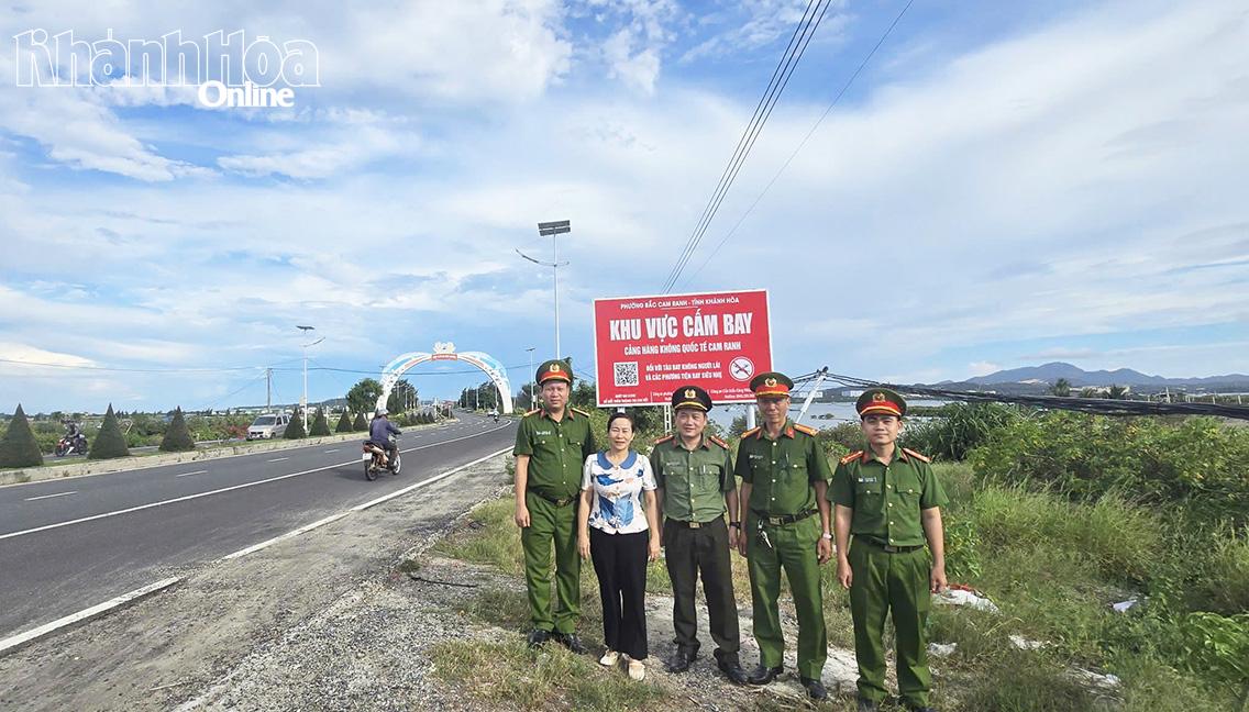Công an phường Bắc Cam Ranh hoàn thành cắm biển báo Khu vực cấm bay trên đại lộ Nguyễn Tất Thành, vành đai Cảng hàng không quốc tế Cam Ranh.