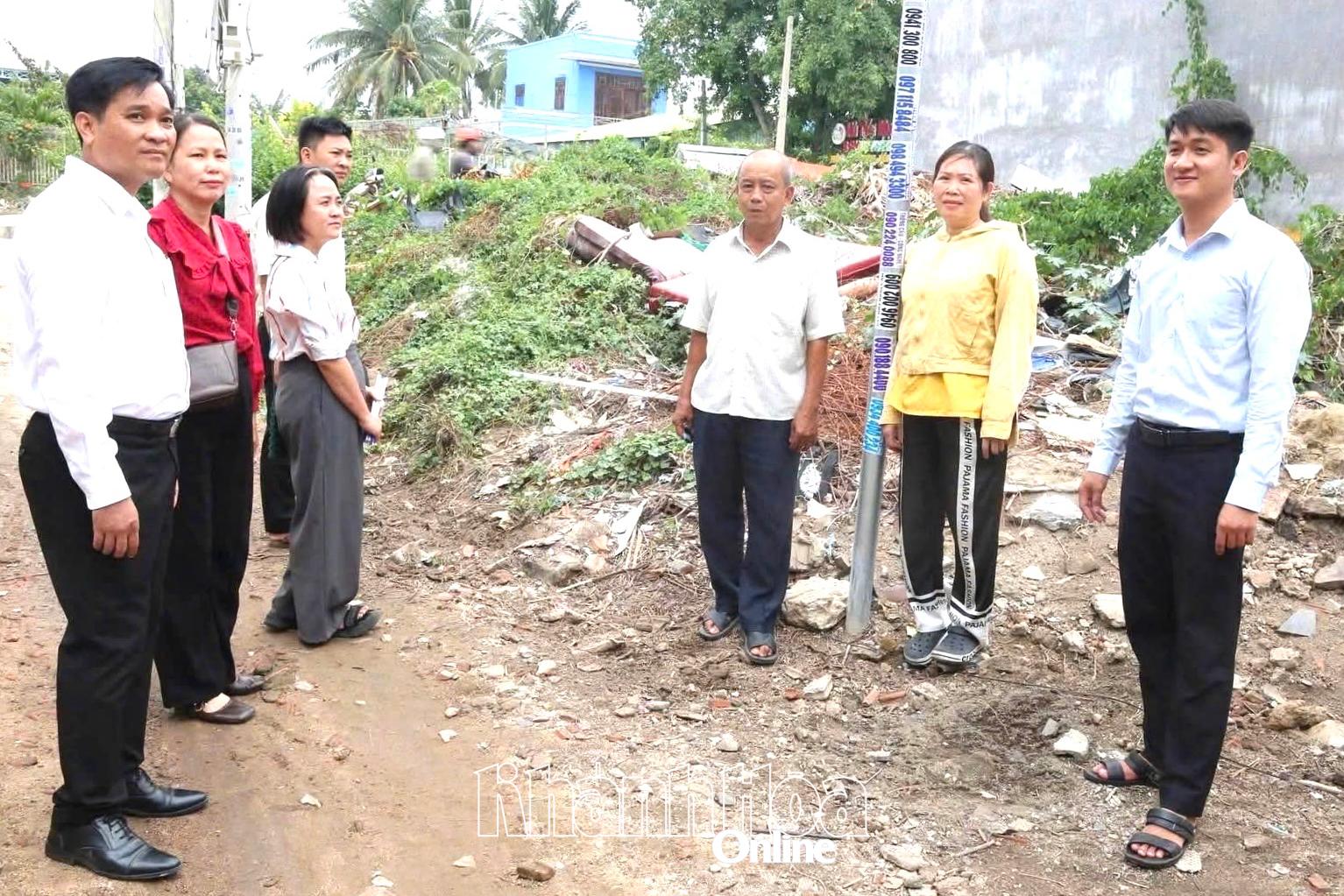 Đại diện Ban Công tác Mặt trận và Tổ dân phố 21 (phường Phan Rang) gặp gỡ người dân nắm tình hình thực tế.