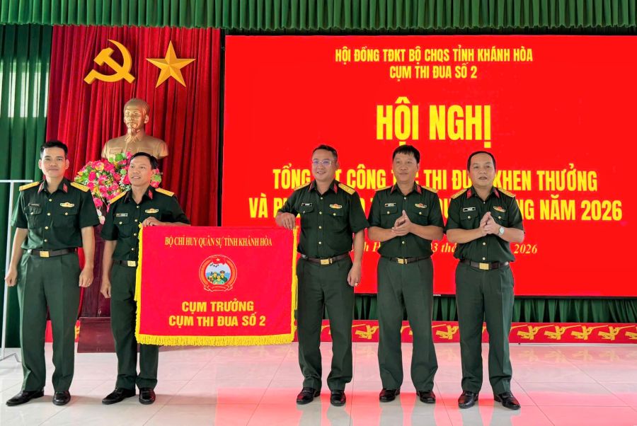Ban Chỉ huy Quân sự phường Cam Ranh bàn giao Cụm trưởng Cụm thi nđua số 2 cho Ban Chỉ huy Quân sự hường Cam Linh.
