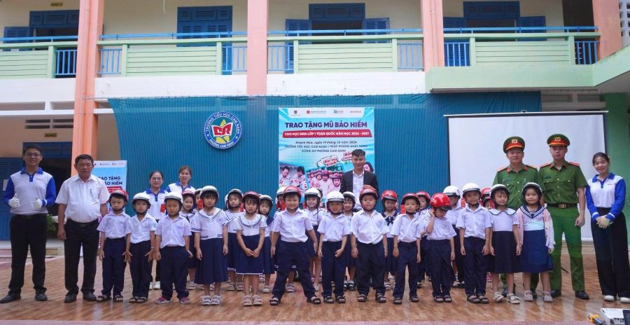 Ban tổ chức tặng mũ bảo hiểm cho các học sinh.