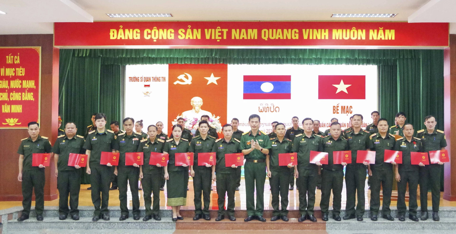 Đại tá Nguyễn Đức Thuận trao chứng chỉ hoàn thành tập huấn cho học viên.