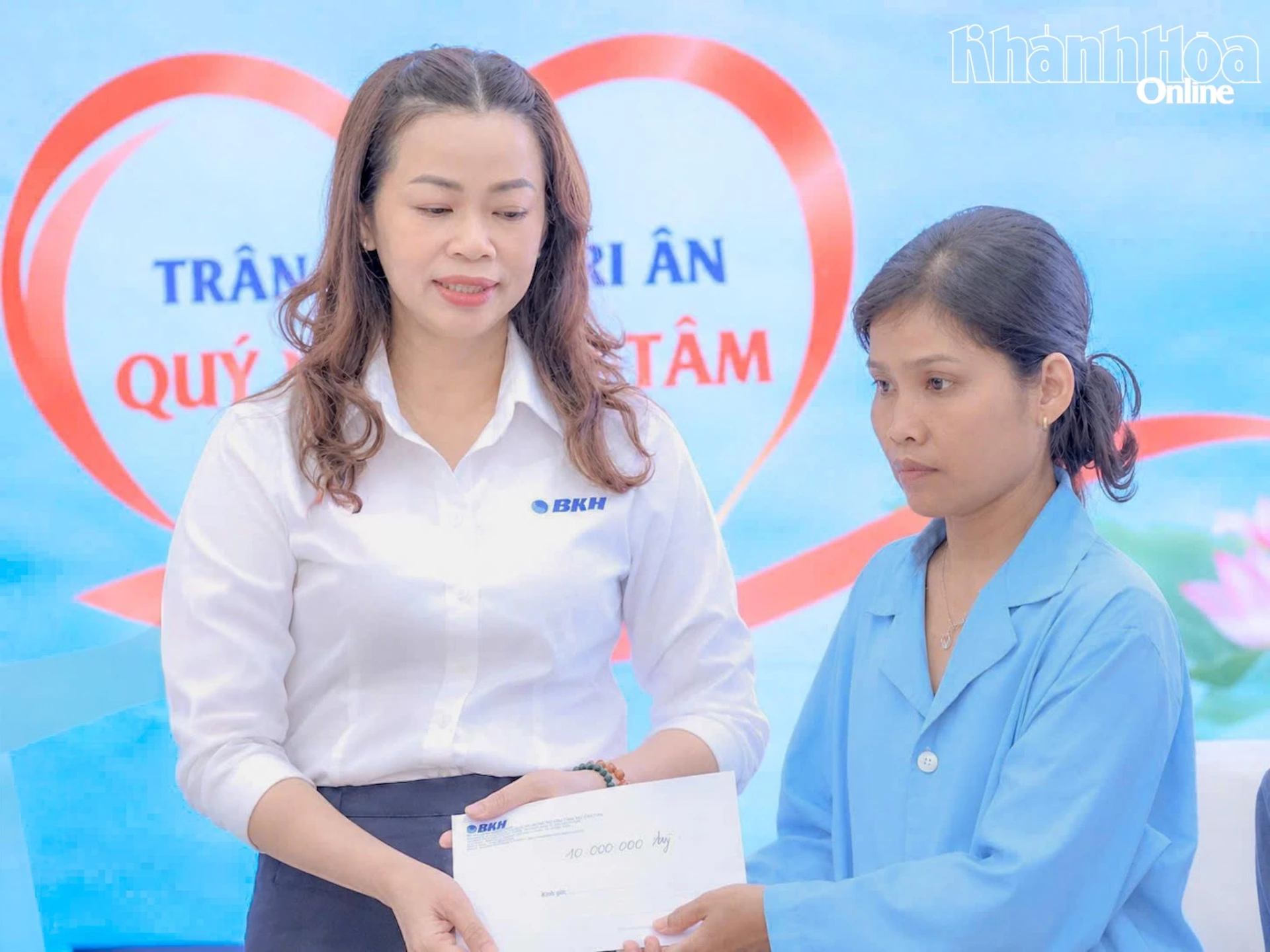 Đại diện Báo và Phát thanh, Truyền hình Khánh Hòa trao kinh phí hỗ trợ cho chị Ka tơr Thị Nhím.