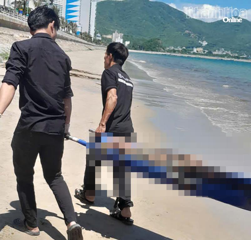 Thi thể nạn nhân được đưa ra khỏi hiện trường. 