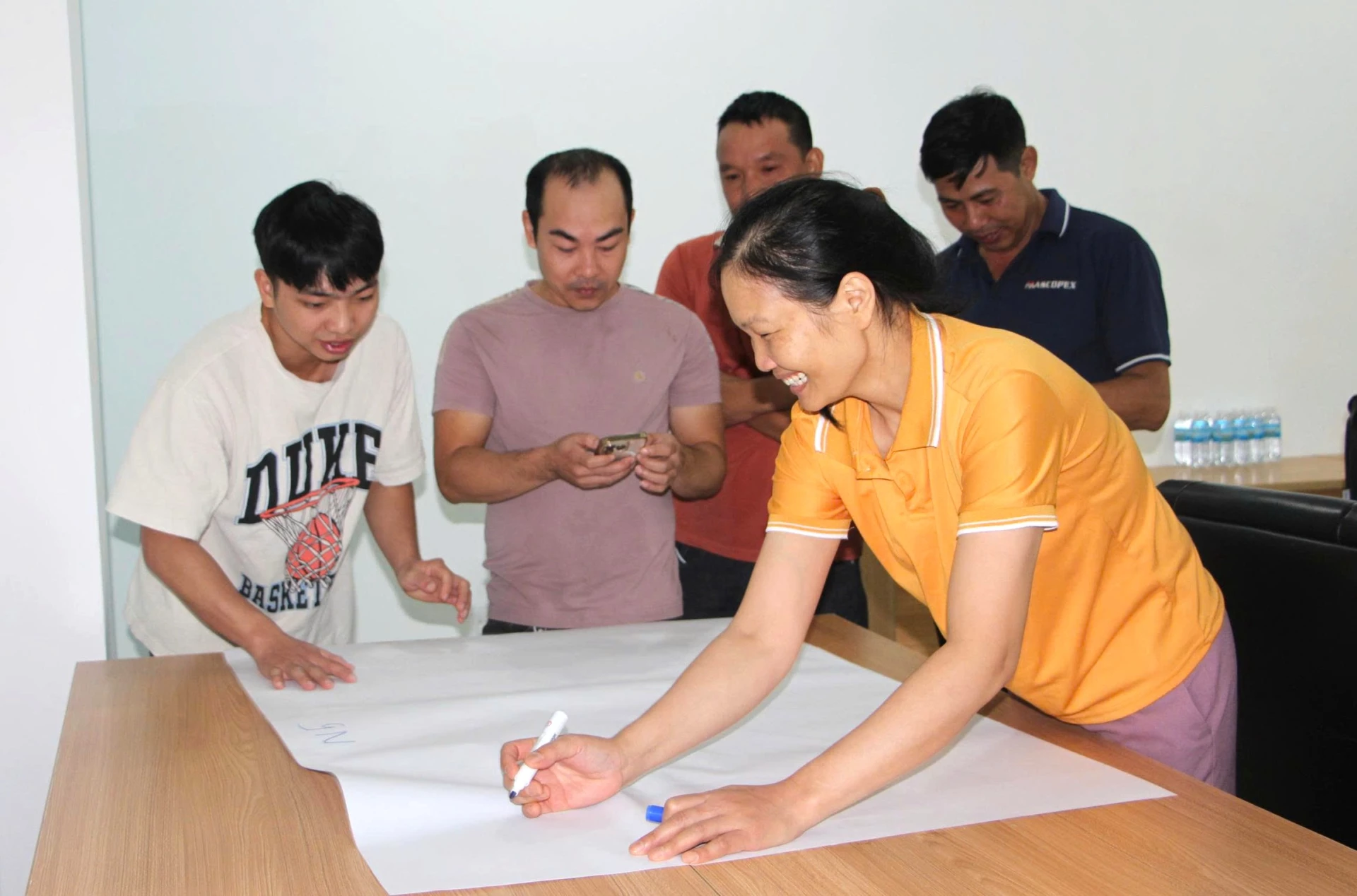 Các học viên chia nhóm để xử lý tình huống.