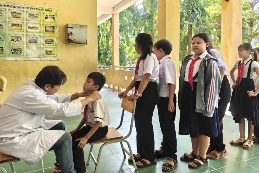 Bác sĩ khám bướu cổ cho học sinh Trường Tiểu học Ninh Chử (Cơ sở 2).