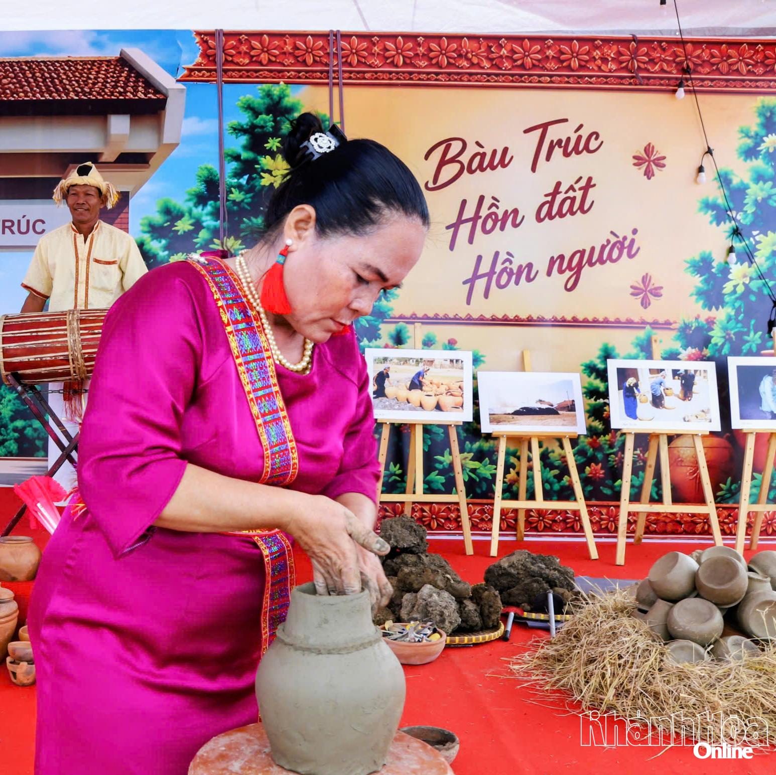 Tại không gian triển lãm, người dân và du khách được trực tiếp xem các nghệ nhân thực hành, trình diễn nghệ thuật làm gốm Chăm truyền thống.