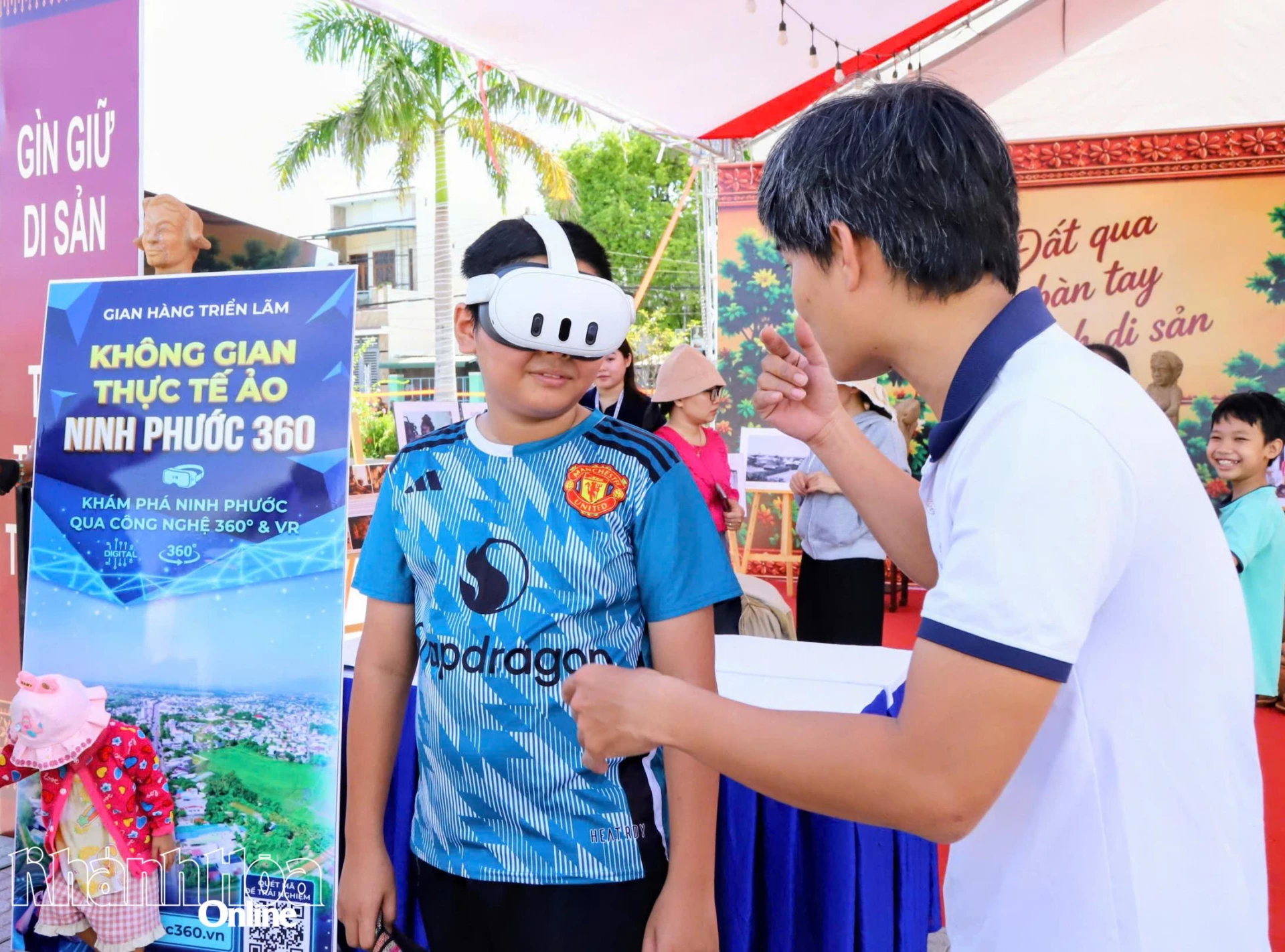Điểm mới của lễ hội là không gian trải nghiệm du lịch thực tế ảo (VR Tour 360), giúp người dân và du khách khám phá trực quan làng gốm Bàu Trúc, làng dệt Mỹ Nghiệp, các di tích văn hóa và những điểm đến tiêu biểu của Ninh Phước thông qua công nghệ số.
