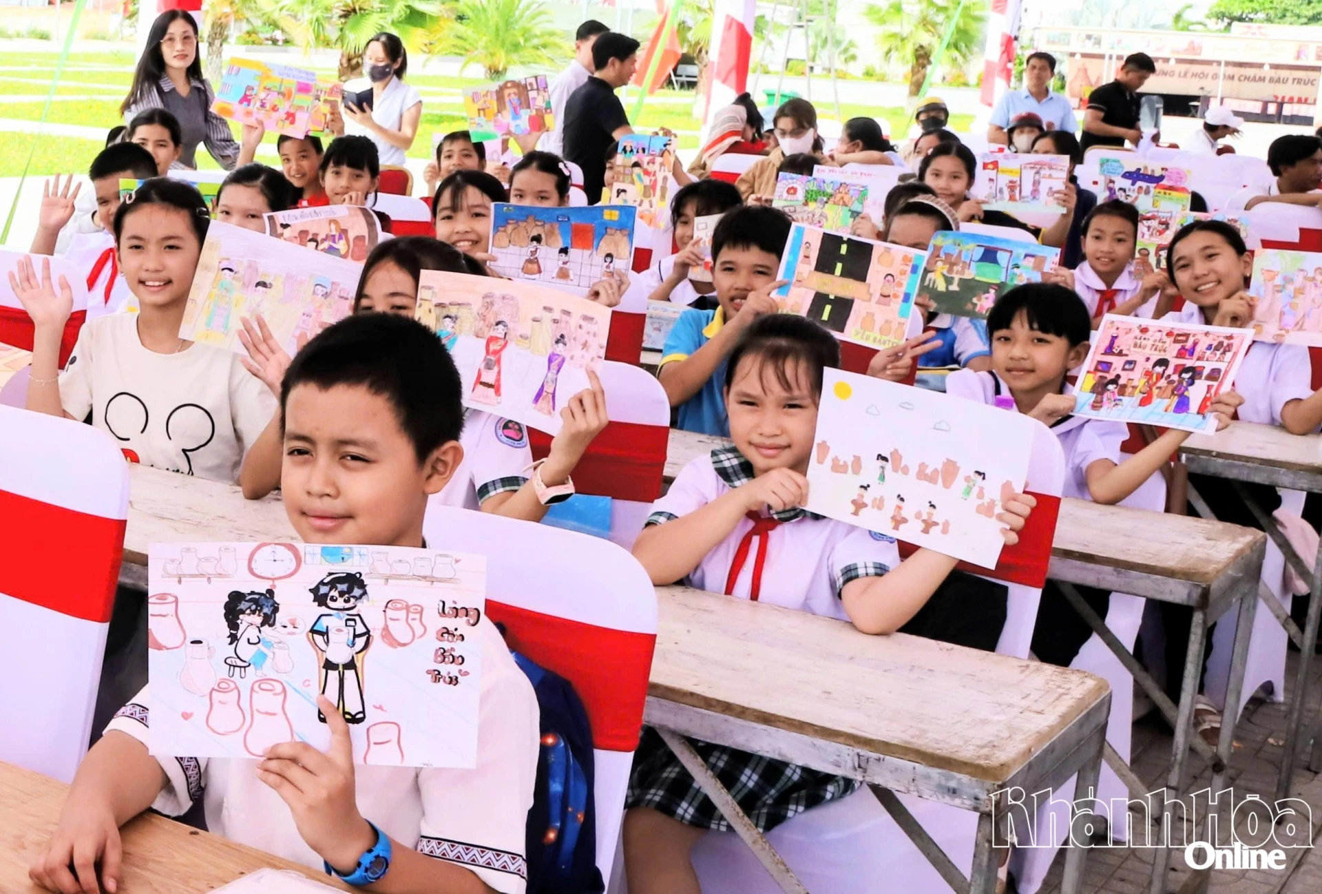 Hội thi Vẽ tranh thiếu nhi và Thiếu nhi viết chữ Chăm đẹp năm 2026 với chủ đề “Em yêu gốm Bàu Trúc - Di sản quê em” tạo sân chơi bổ ích, khơi dậy niềm yêu thích, ý thức trân trọng các giá trị văn hóa truyền thống trong thế hệ trẻ, góp phần gìn giữ và trao truyền di sản cho các thế hệ mai sau.