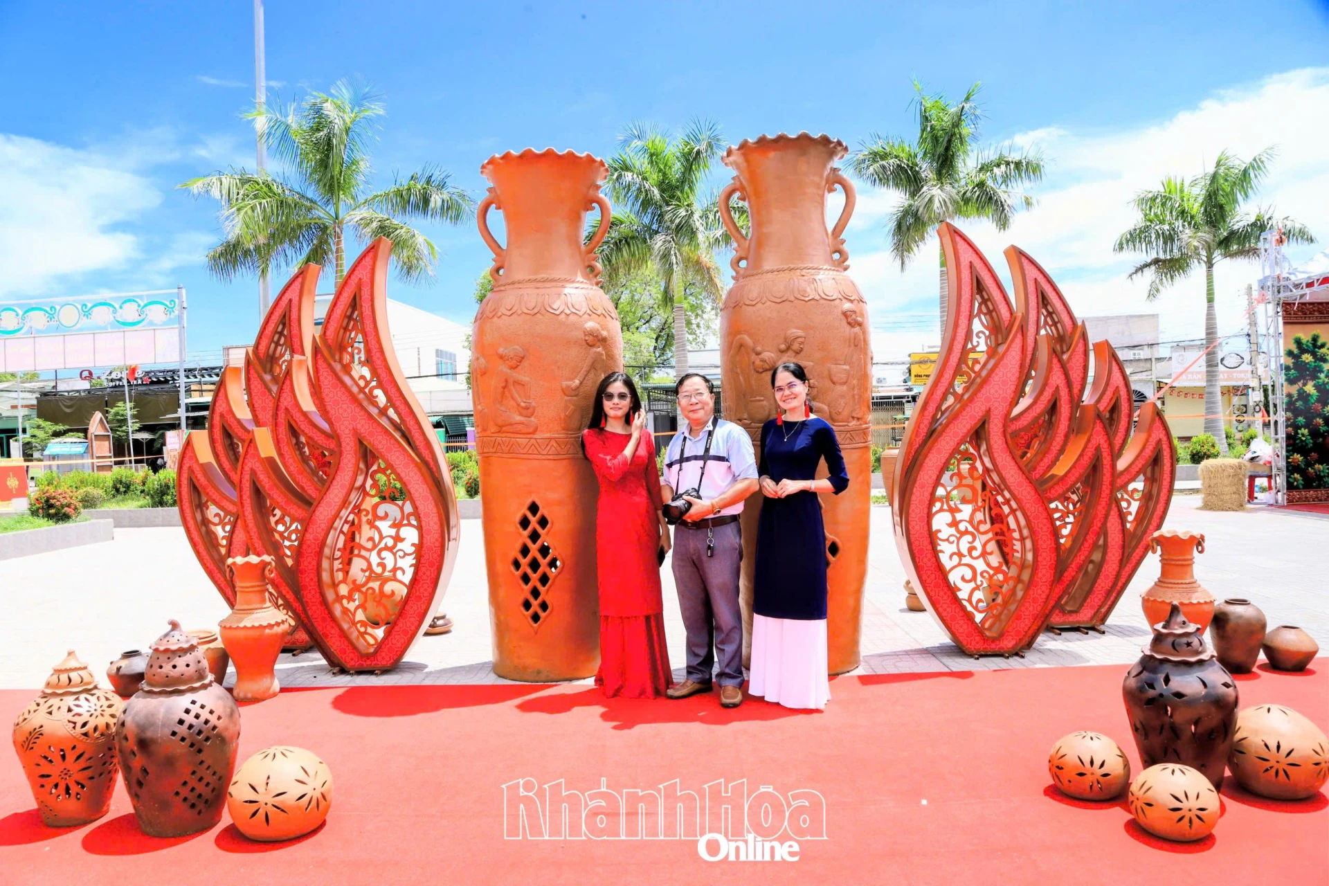 Ban tổ chức bố trí nhiều điểm check-in đẹp mắt, tạo không gian để người dân và du khách chụp ảnh, lưu lại những khoảnh khắc đáng nhớ khi tham gia lễ hội.
