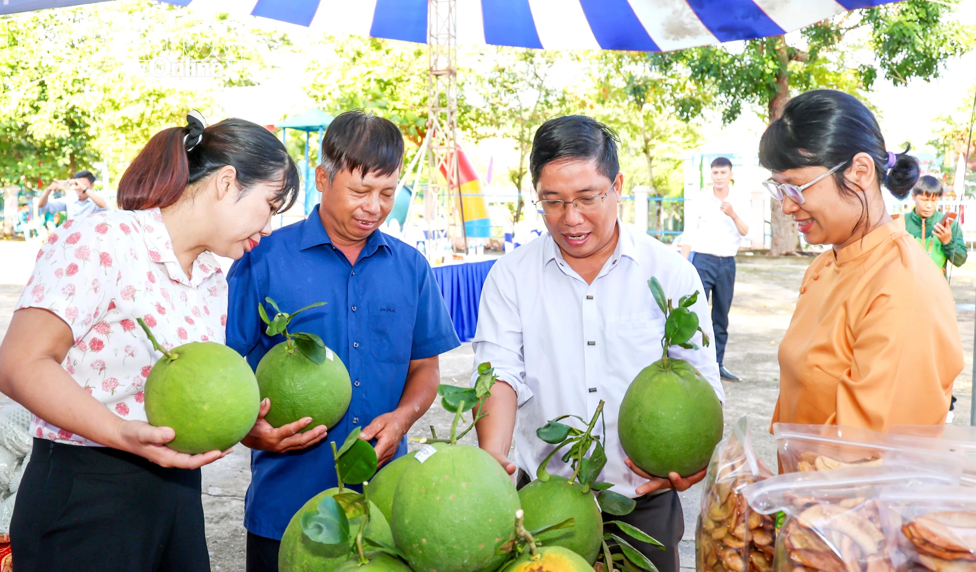 Bưởi da xanh được bày bán tại phiên chợ nông sản xã Khánh Vĩnh. Ảnh: CÔNG ĐỊNH 