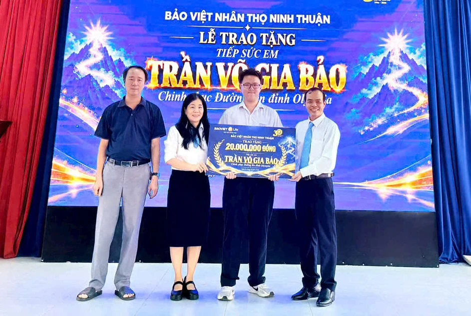 Lãnh đạo Công ty Bảo Việt Nhân thọ Ninh Thuận trao bảng tượng trưng 20 triệu đồng tiếp sức em Trần Võ Gia Bảo chinh phục Đường lên đỉnh Olympia năm 2026.