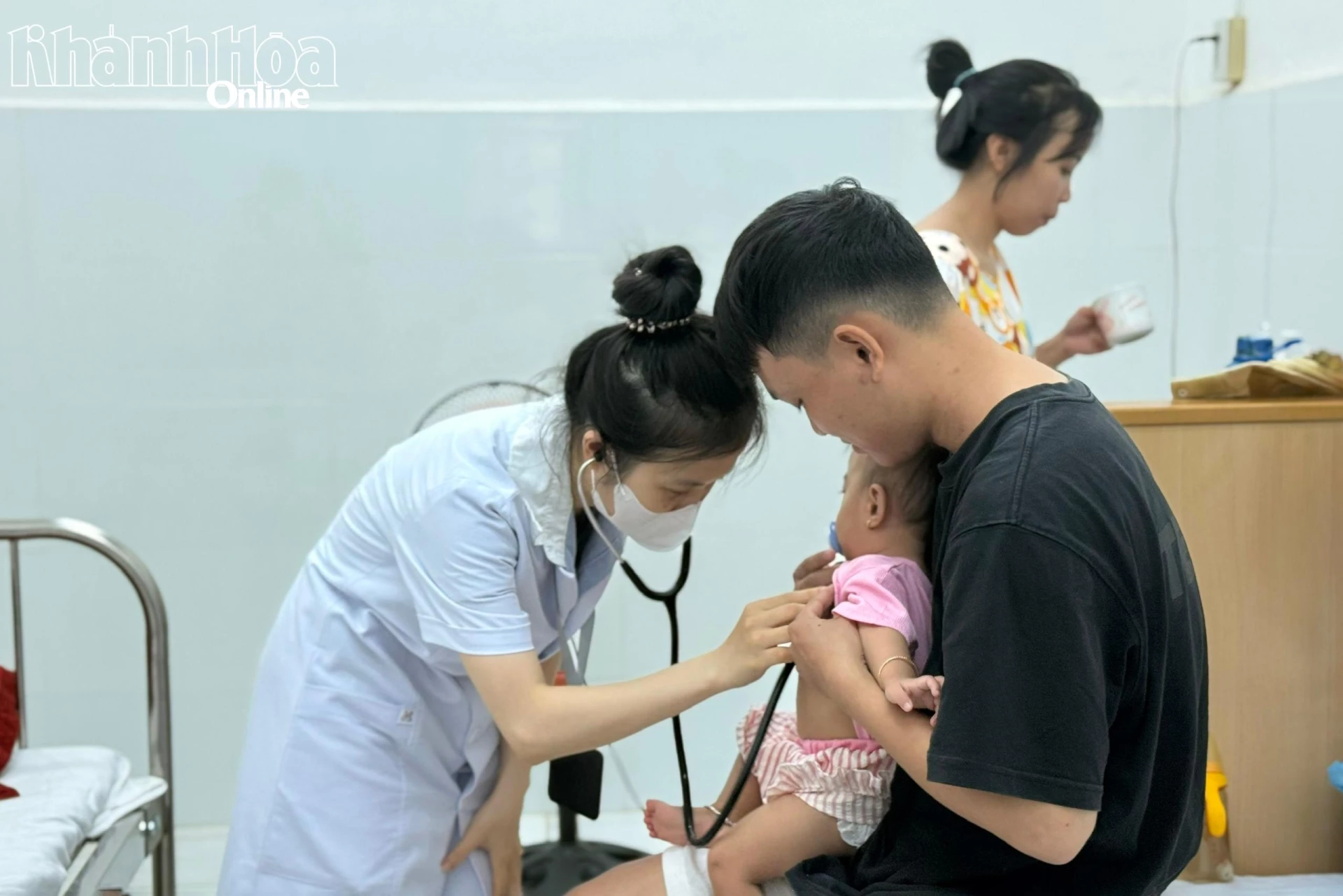 Bác sĩ Bệnh viện Bệnh Nhiệt đới Khánh Hòa khám bệnh cho bệnh nhi mắc cúm.