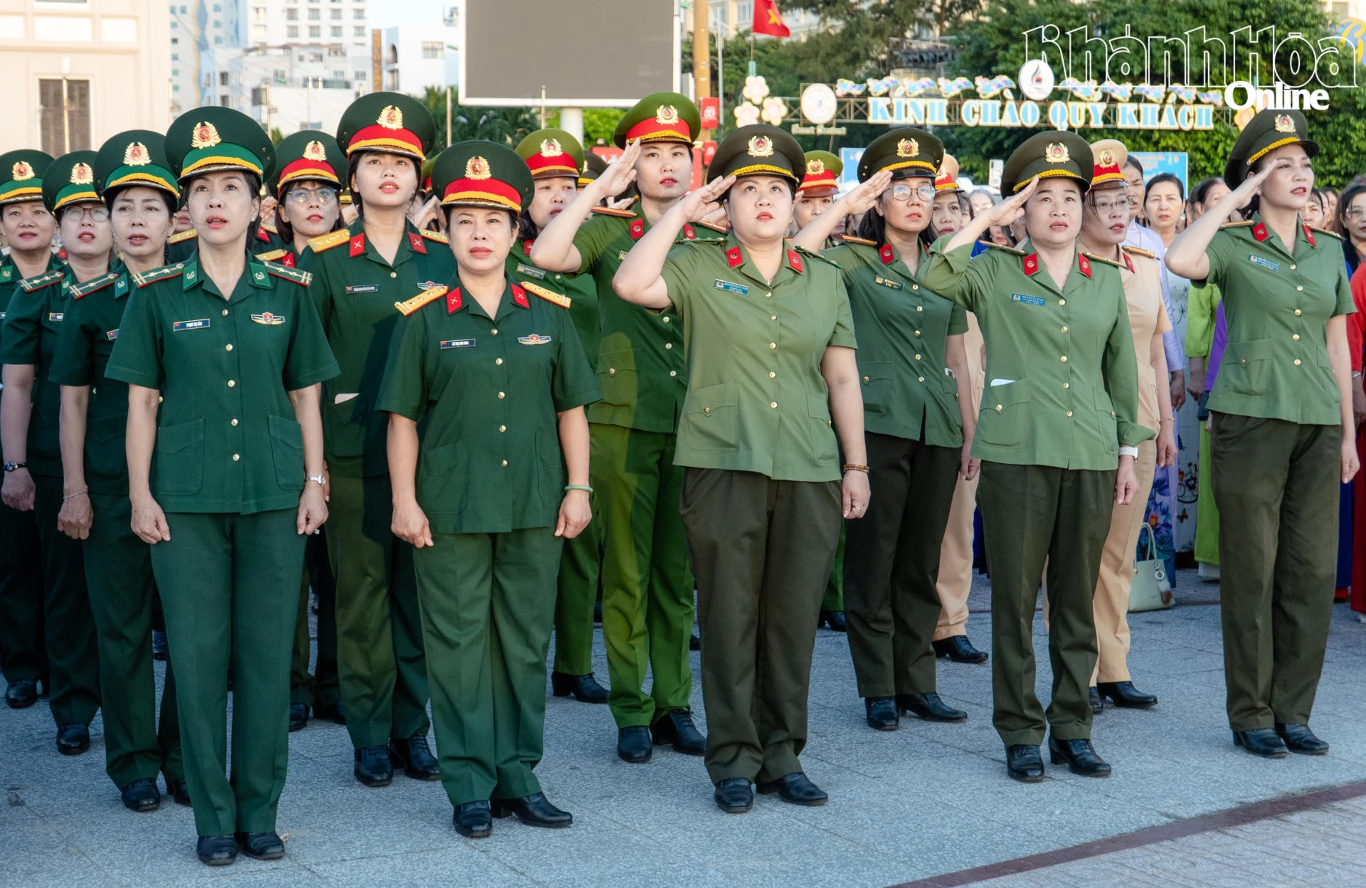 Nữ chiến sĩ các lực lượng vũ trang tham gia Lễ chào cờ.