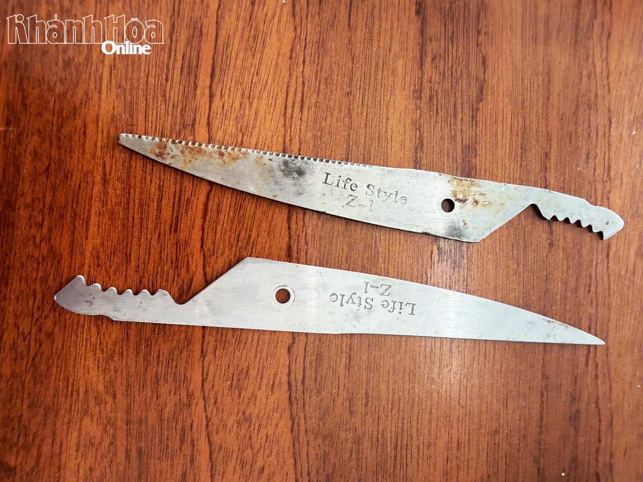 Công an thu giữ lưỡi kéo đối tượng Nhân sử dụng để đe doạ bà Đ.T.H. 