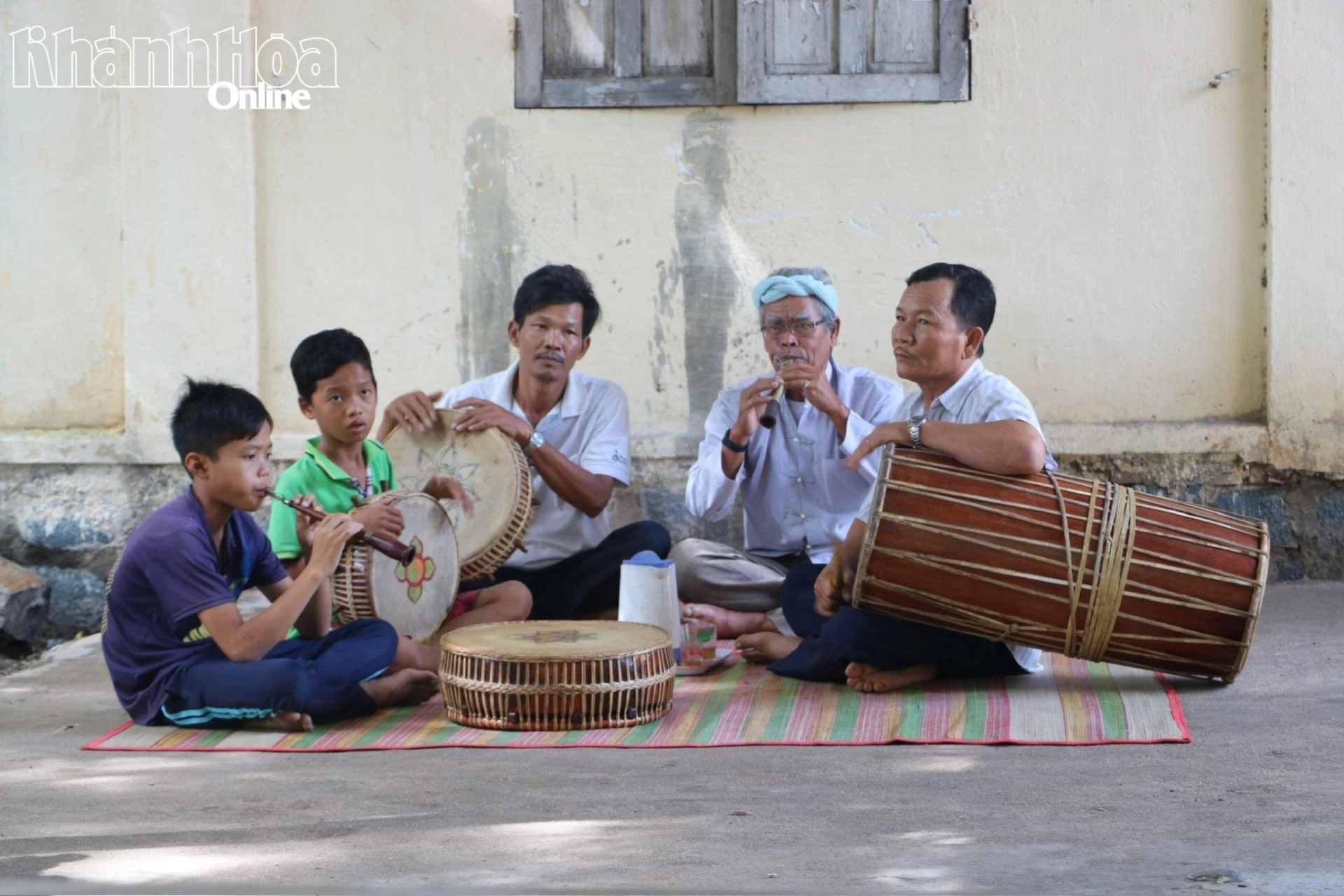 Hòa tấu nhạc cụ truyền thống của các nghệ nhân và thế hệ trẻ người Chăm.