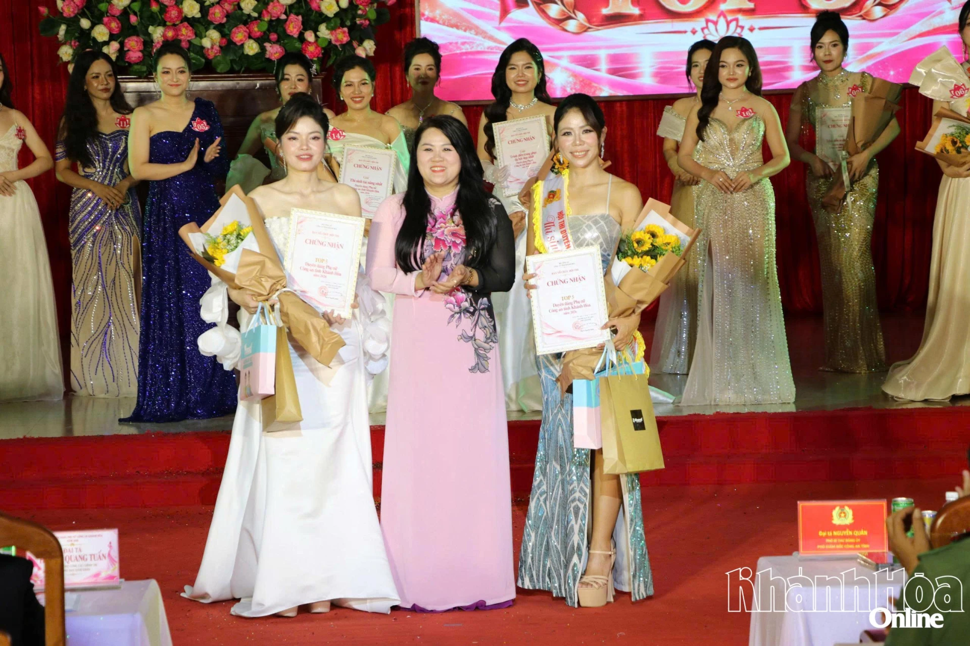 Ban tổ chức trao chứng nhận cho 2 thí sinh xuất sắc top 5.