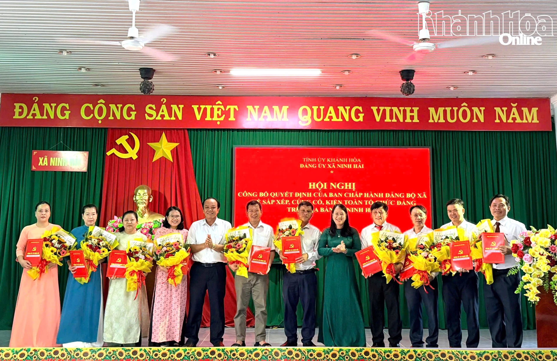 Lãnh đạo xã Ninh Hải trao quyết định và tặng hoa chúc mừng các cán bộ được bổ nhiệm.
