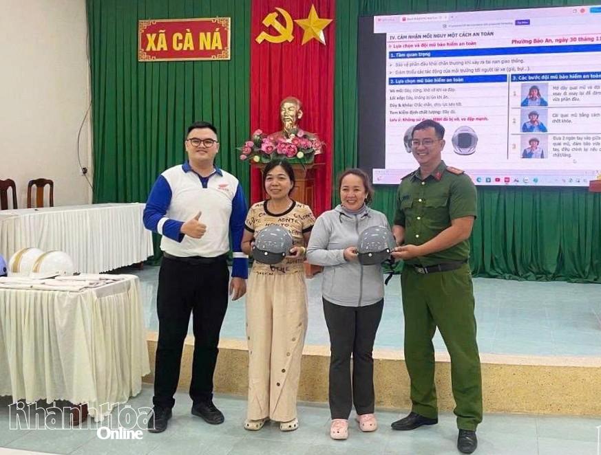 Ban tổ chức trao mũ bảo hiểm cho các hội viên.