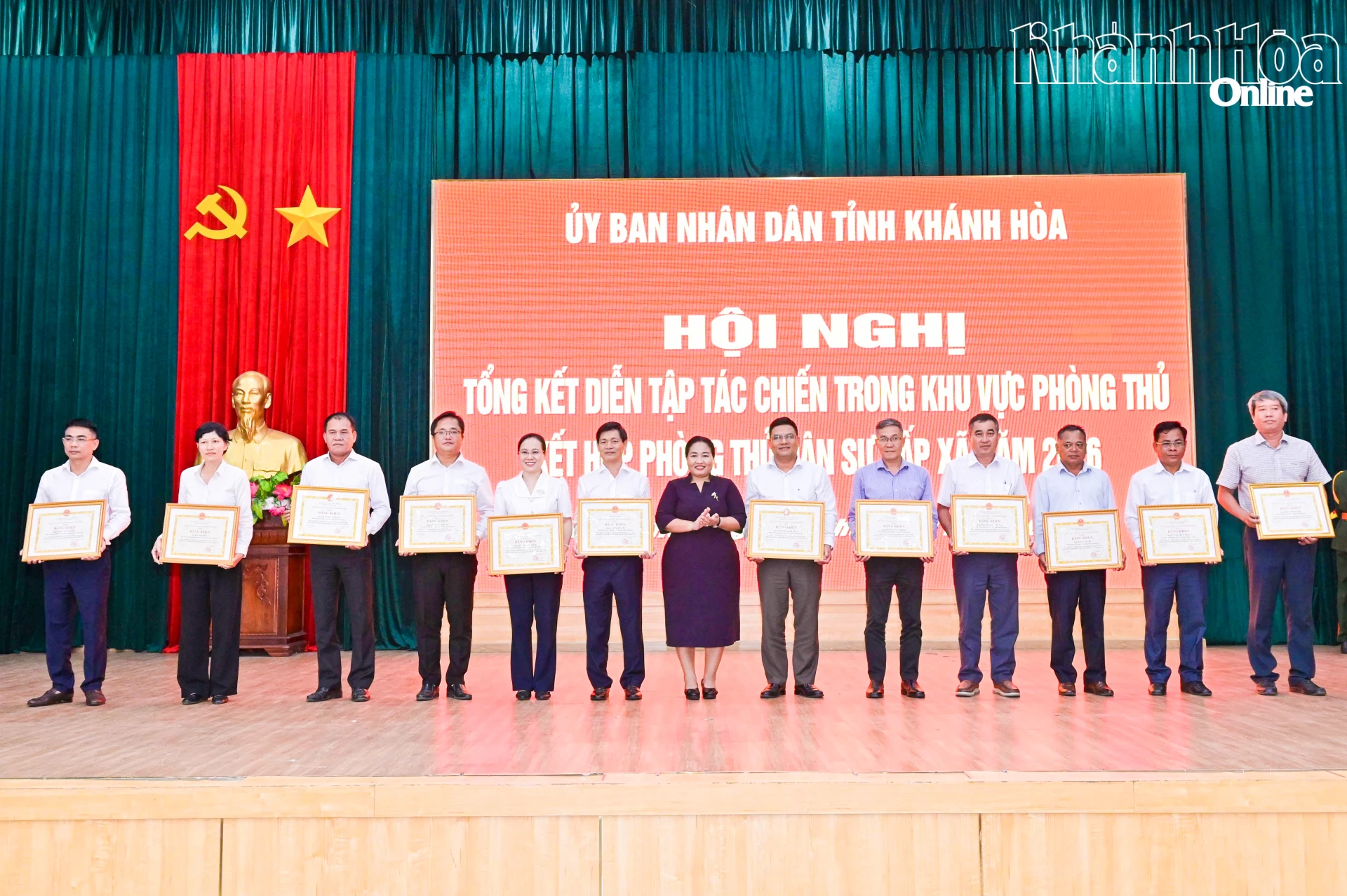 Đồng chí Chamaléa Thị Thủy trao bằng khen của UBND tỉnh cho các cá nhân.