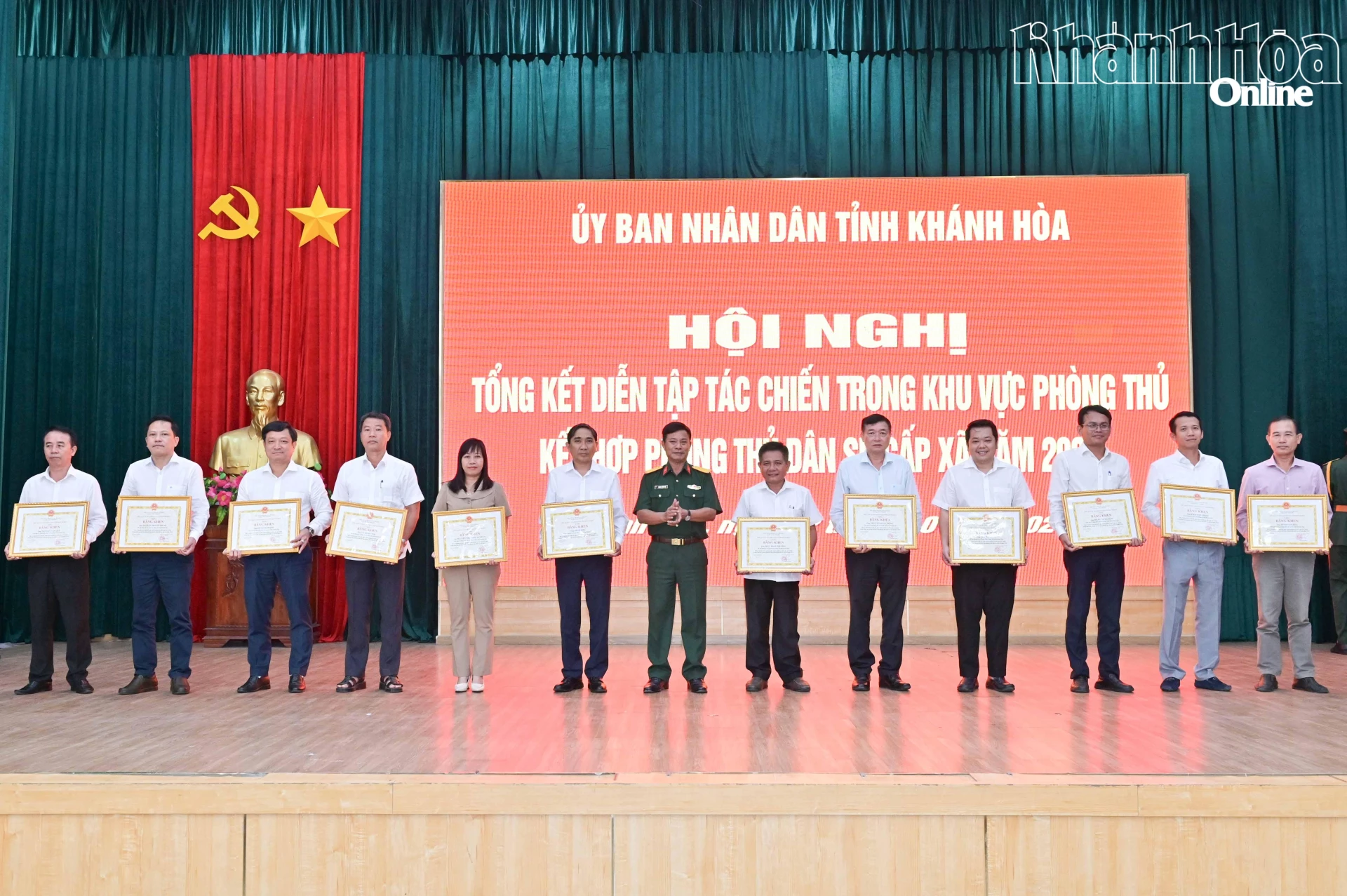 Đại tá Trương Thành Việt trao bằng khen của UBND tỉnh cho các cá nhân.