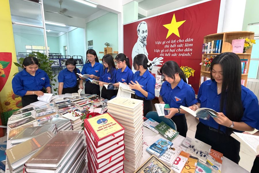 Đoàn viên, thanh niên trên địa bàn phường Cam Ranh đến tìm hiểu, đọc sách tại thư viện.