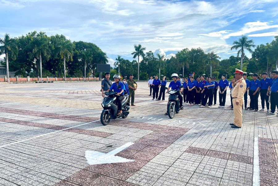 Đoàn viên, thanh niên phường Cam Ranh thực hành lái xe an toàn.
