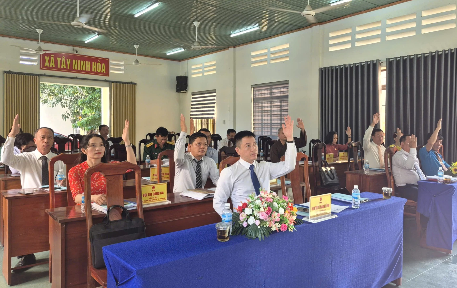 Các đại biểu biểu quyết thông qua các nghị quyết.