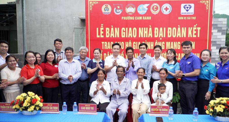 Các đại biểu cùng gia đình ông Mang Bươn tại lễ bàn giao.