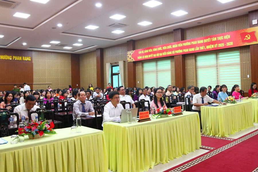 Các đại biểu tham dự chương trình.