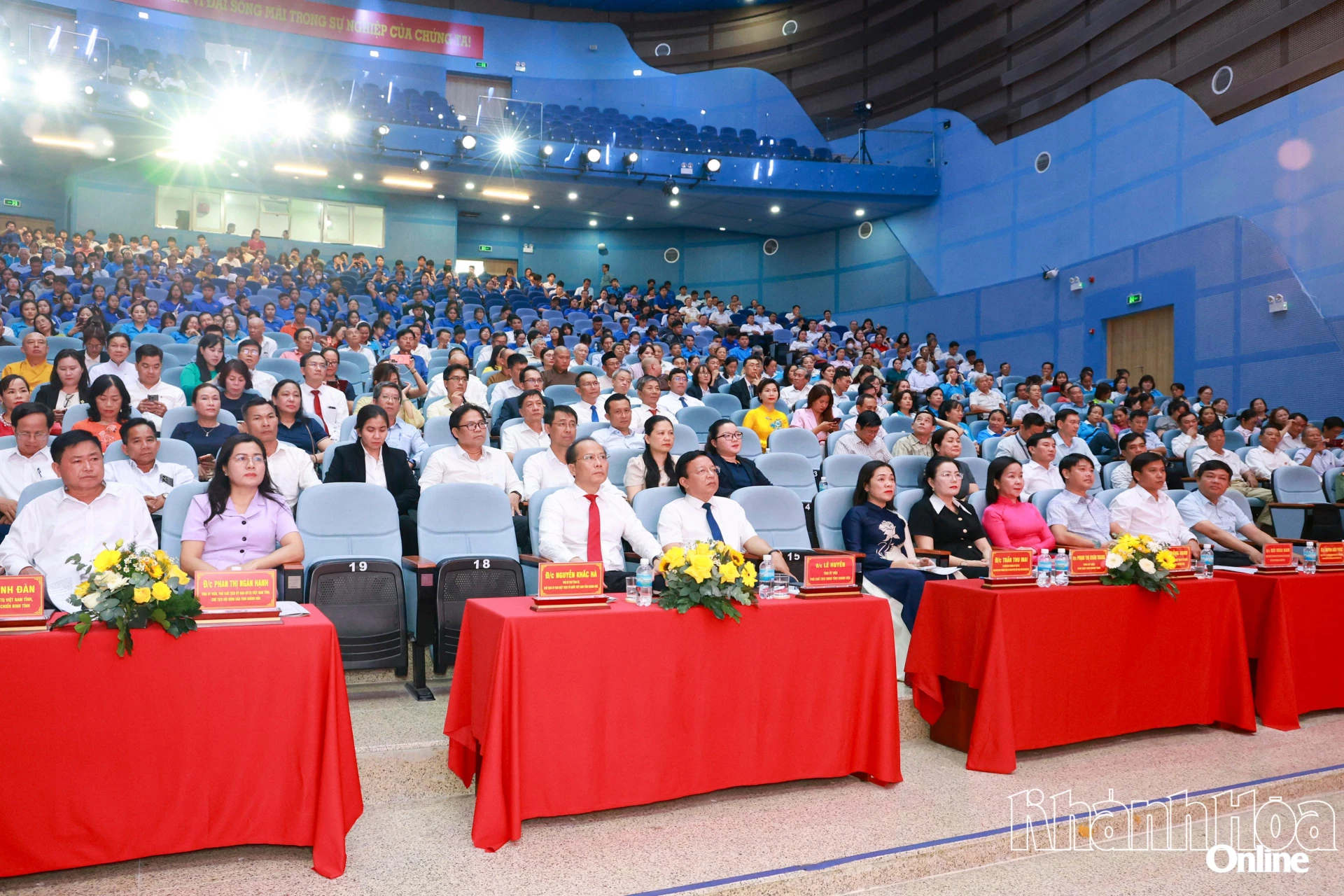 Các đại biểu tham dự buổi lễ.