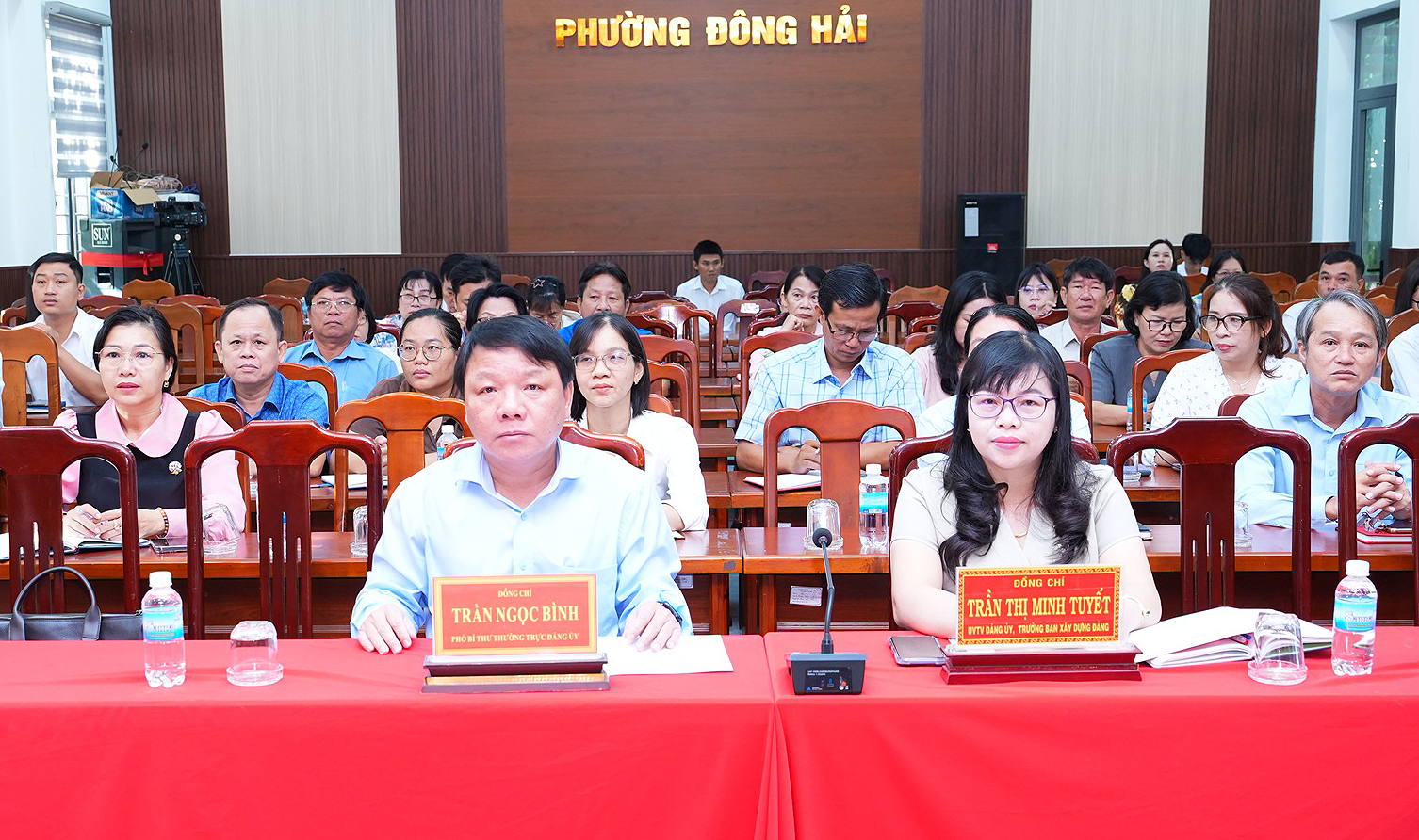 Các đại biểu tham dự hội nghị.