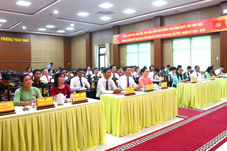 Các đại biểu tham dự kỳ họp.