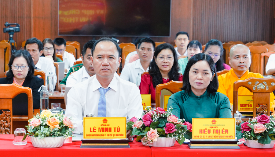 Các đại biểu tham dự kỳ họp.